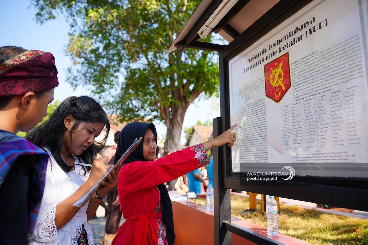 Foto 4 dari 9: Peringati HUT Sekolah, Siswa SMPN 2 Kota Madiun Napak Tilas Ke Tugu Pahlawan