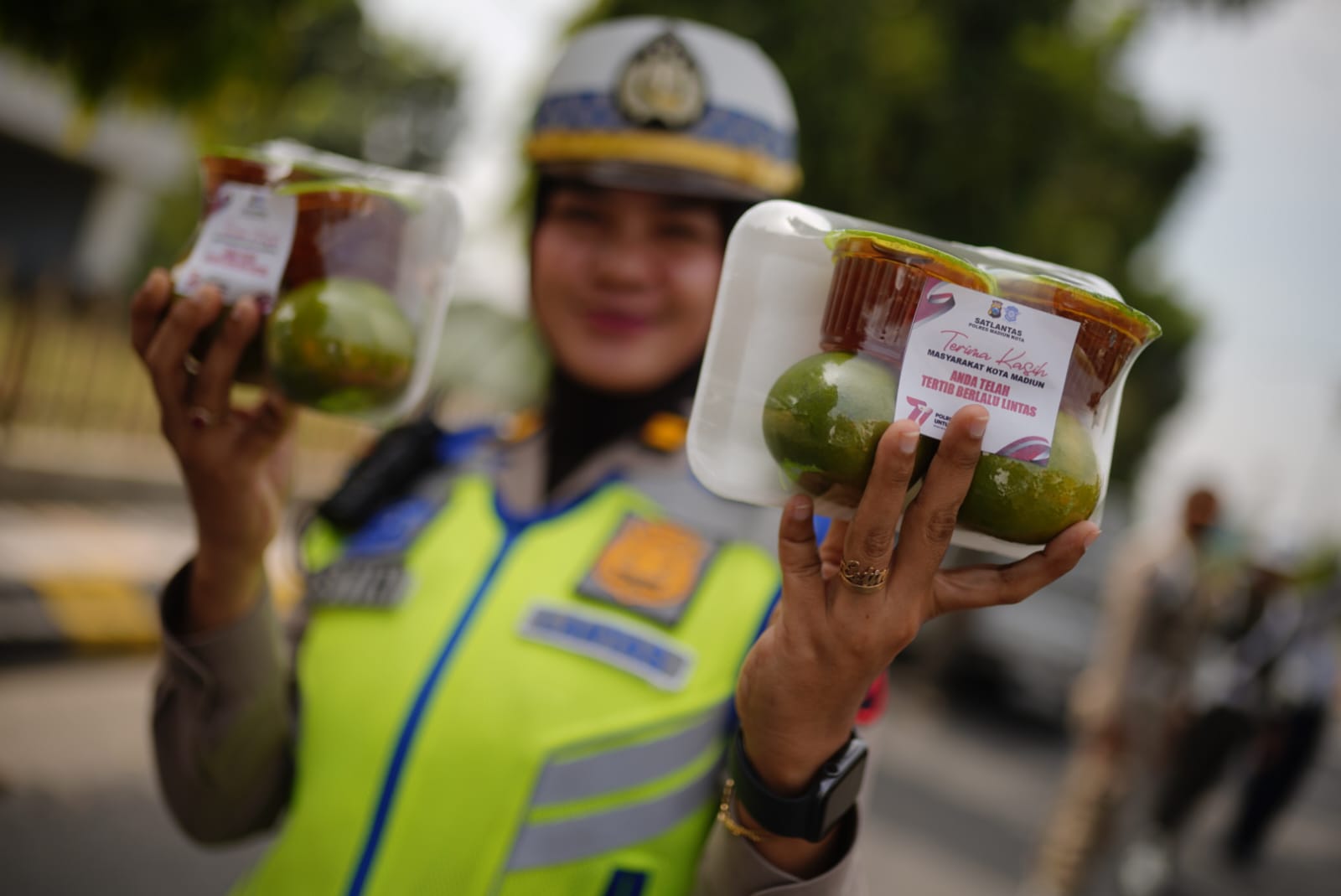 Foto 4 dari 6: Tertib Berlalu Lintas, Pengemudi Angkutan Barang Dapat Reward dari Petugas