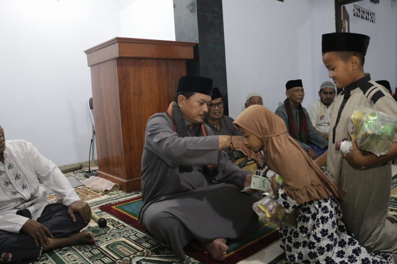 Foto 8 dari 12: Shalat Isya Berjamaah Di Darul Muttaqien, Wali Kota Sampaikan Oleh-oleh Dari Negeri Kincir Angin