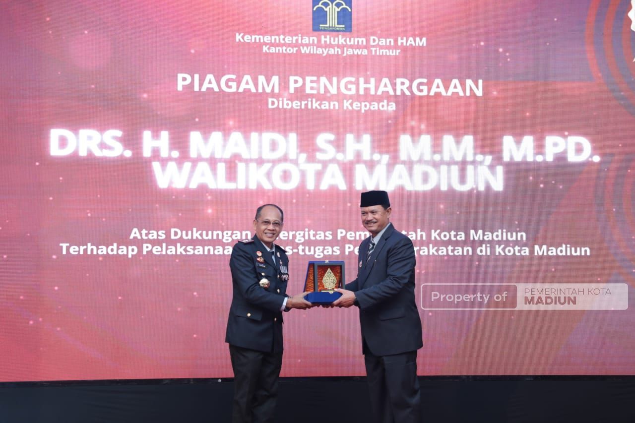 Hadiri Peringatan HDKD, Wali Kota Raih Penghargaan Dari Kemenkumham Jatim