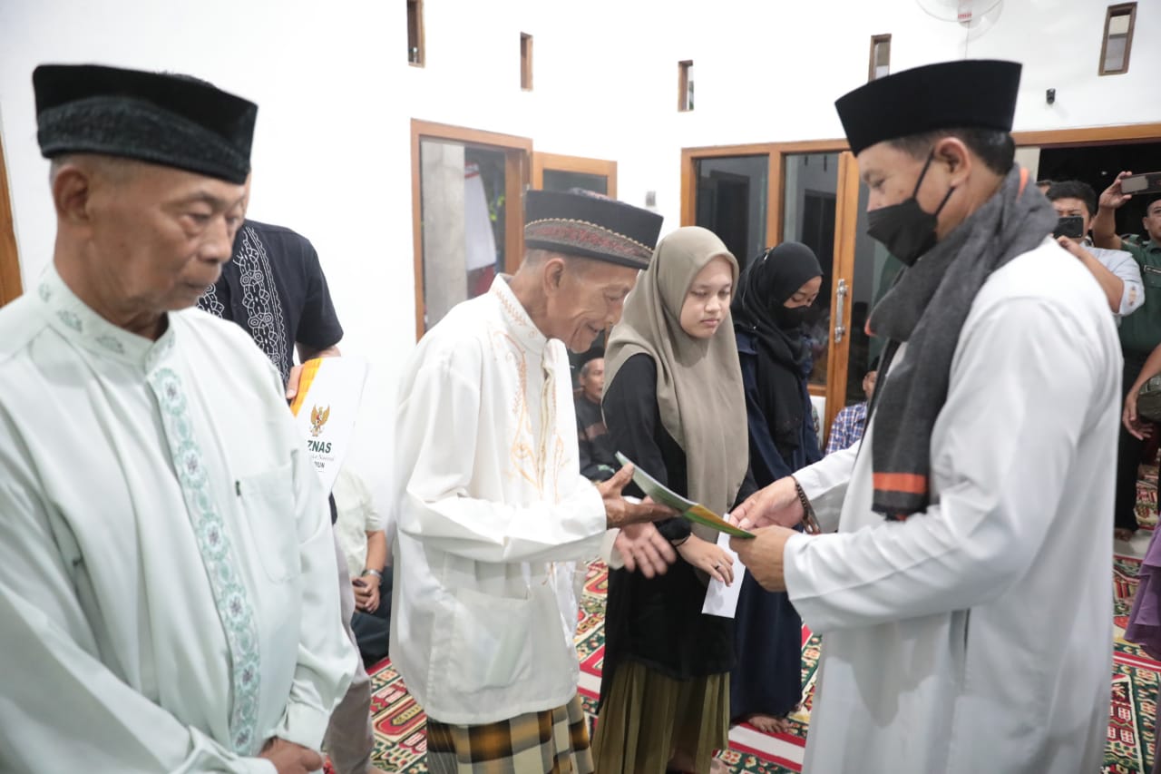 Foto 4 dari 13: Gelar Salat Isya di Masjid Al Amin Kelurahan Demangan, Wali Kota Maidi Sampaikan Pembangunan dan Salurkan Bantuan