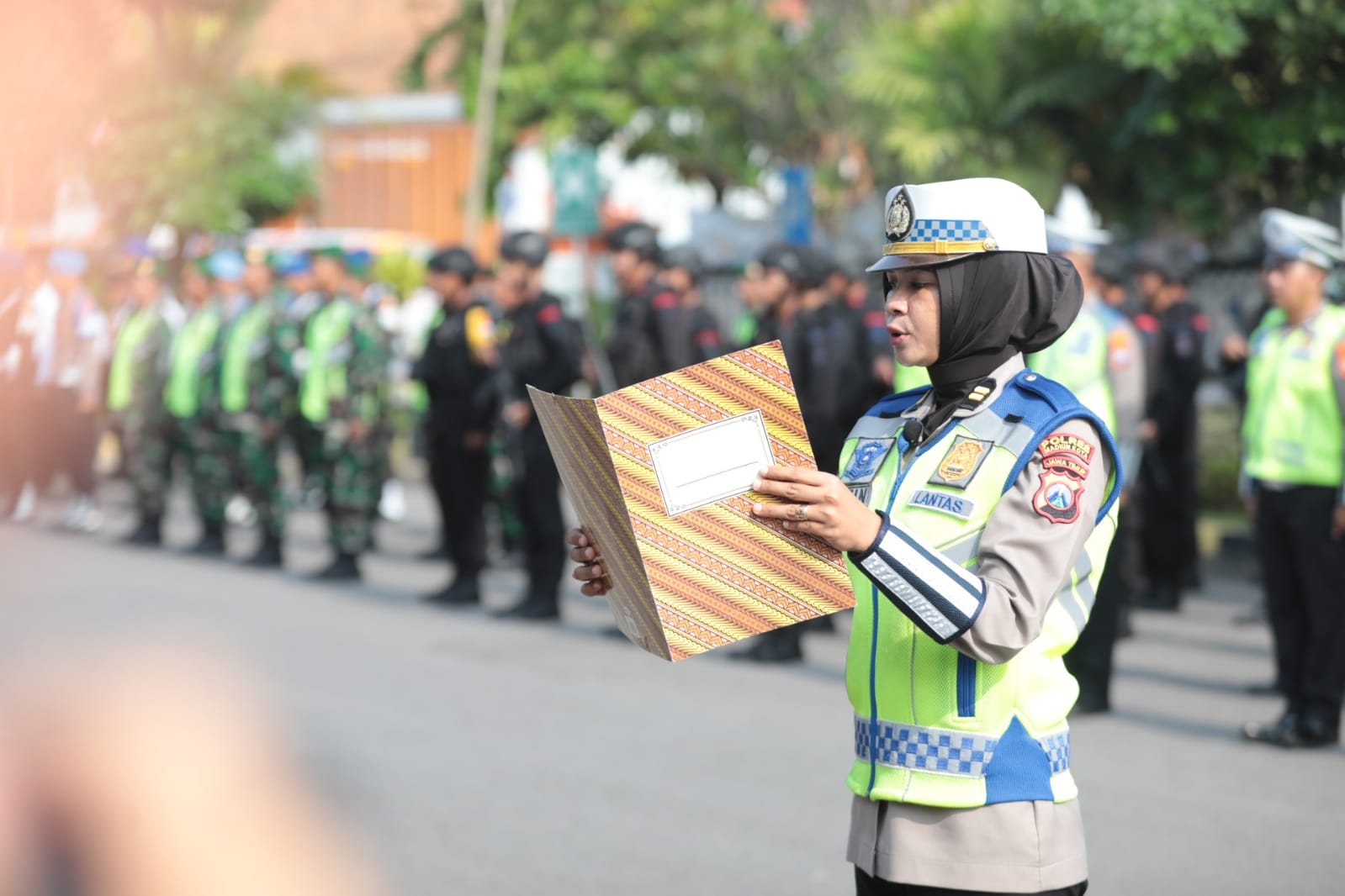 Foto 6 dari 10: Pimpin Apel Gelar Pasukan Ops Ketupat Semeru 2023, Wali Kota: Aman dan Nyaman Kebutuhan Masyarakat