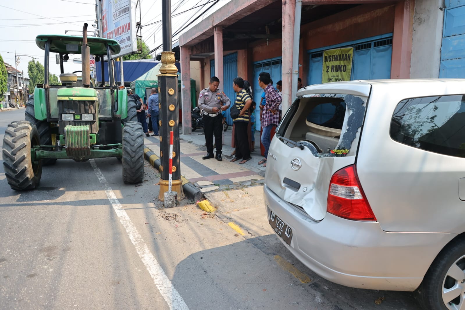 Foto 2 dari 4: Tiga Kendaraan Terlibat Kecelakaan Beruntun di Tean, Kaki Sopir Pikap Sempat Terjepit