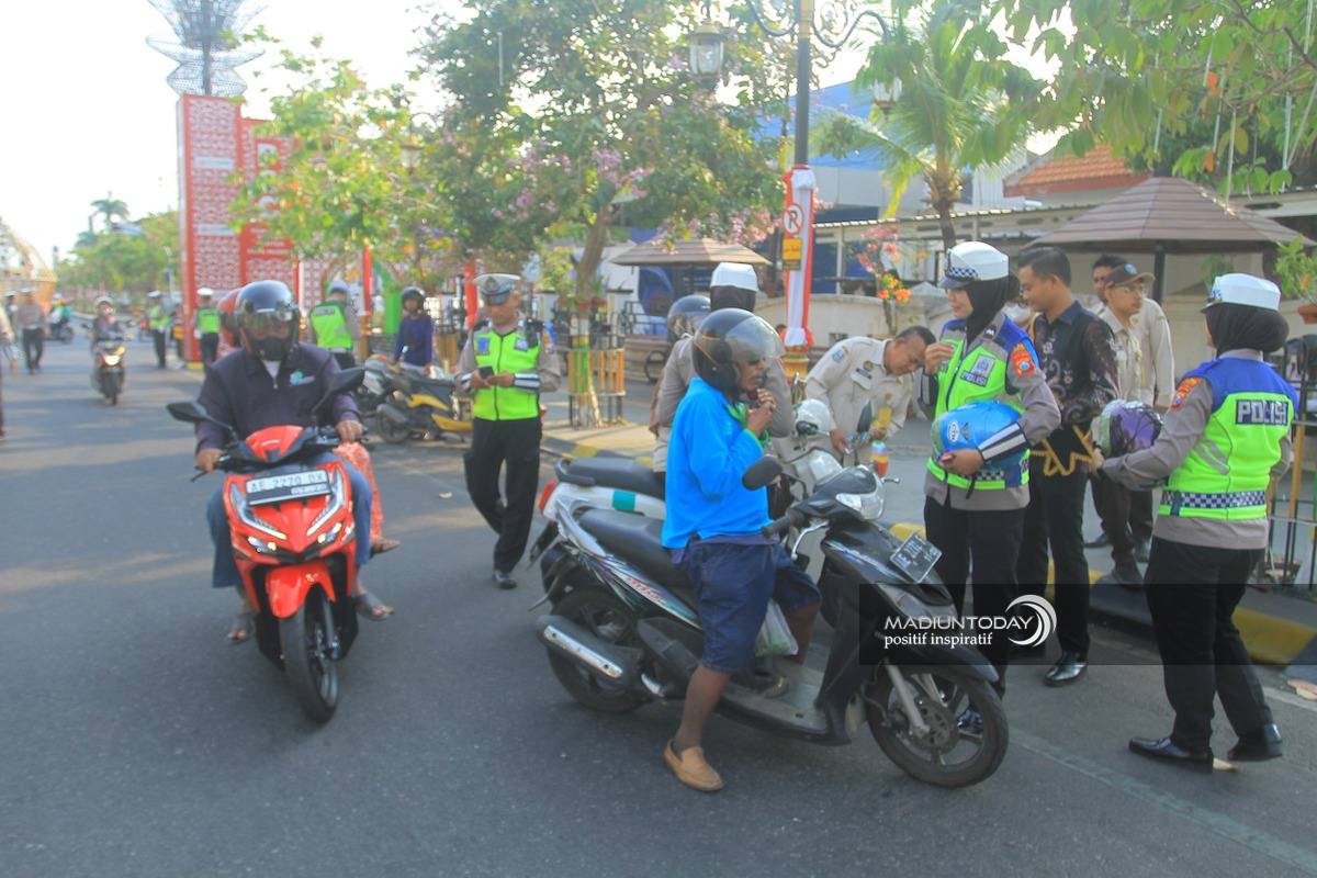 Foto 5 dari 5: Tak Pandang Usia, Pengendara Motor Wajib Pakai Helm