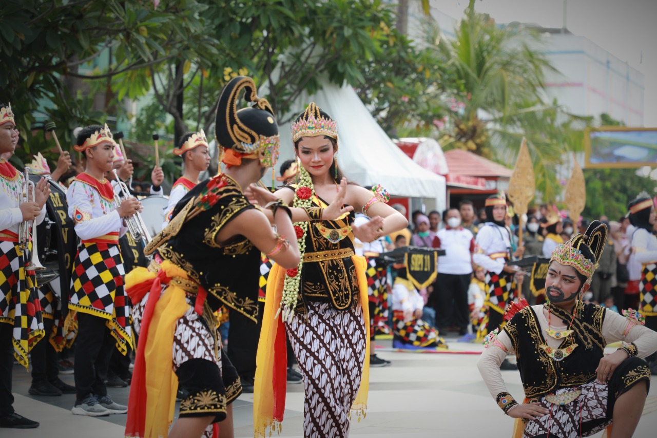 Foto 9 dari 9: Parade Senja SMPN 10 dan PBB Kreasi Kwarcab Pramuka Kota Madiun Banjir Atensi