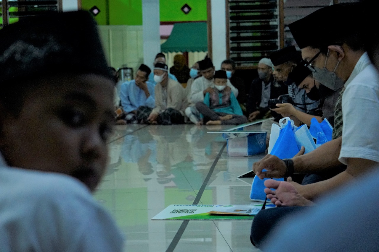 Foto 2 dari 6: Salat Isya di Masjid Taqwa, Wali Kota Ajak Jamaah Turut Bangun Kota