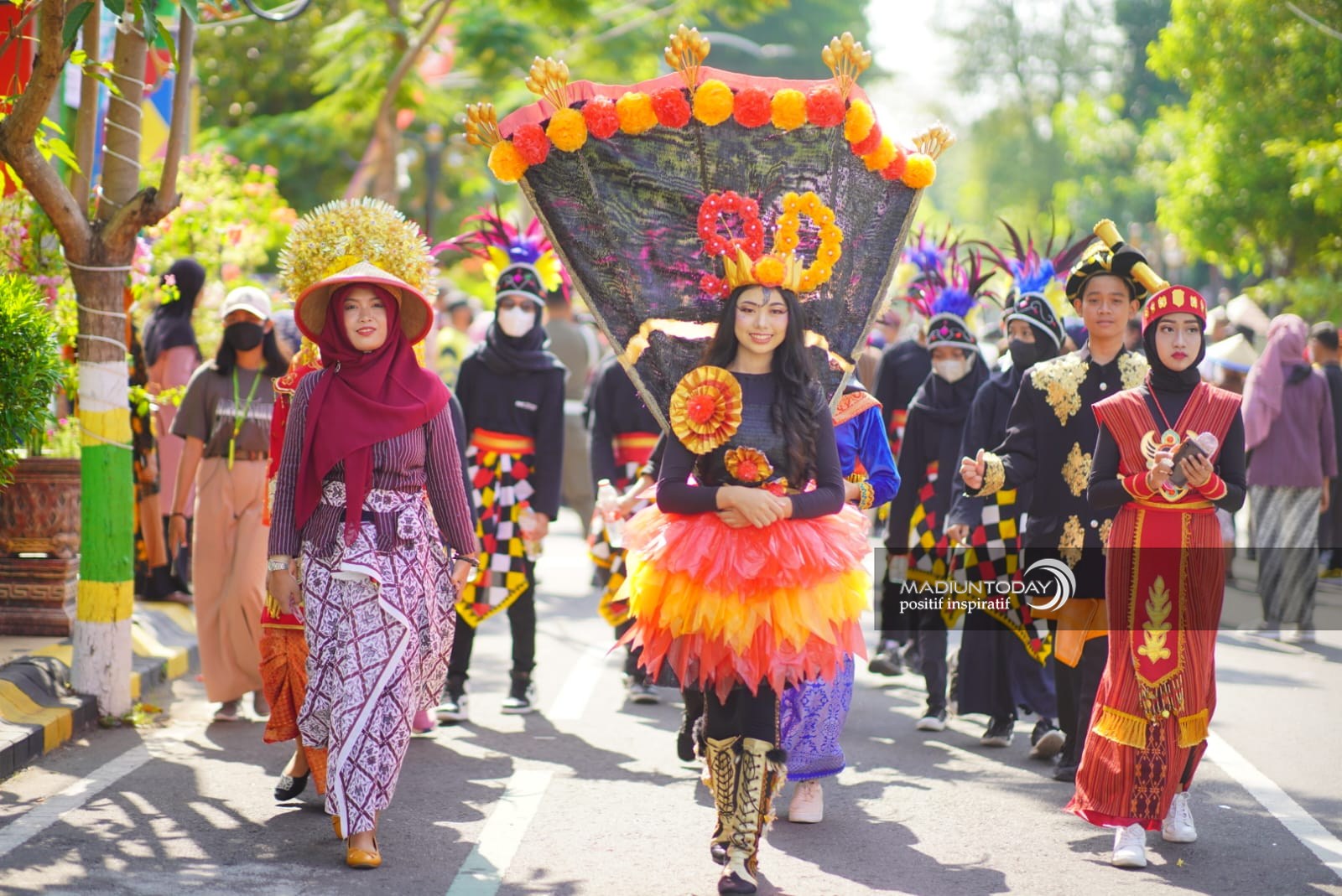 Foto 8 dari 8: Dari Barang Bekas Jadi Kostum Berkelas