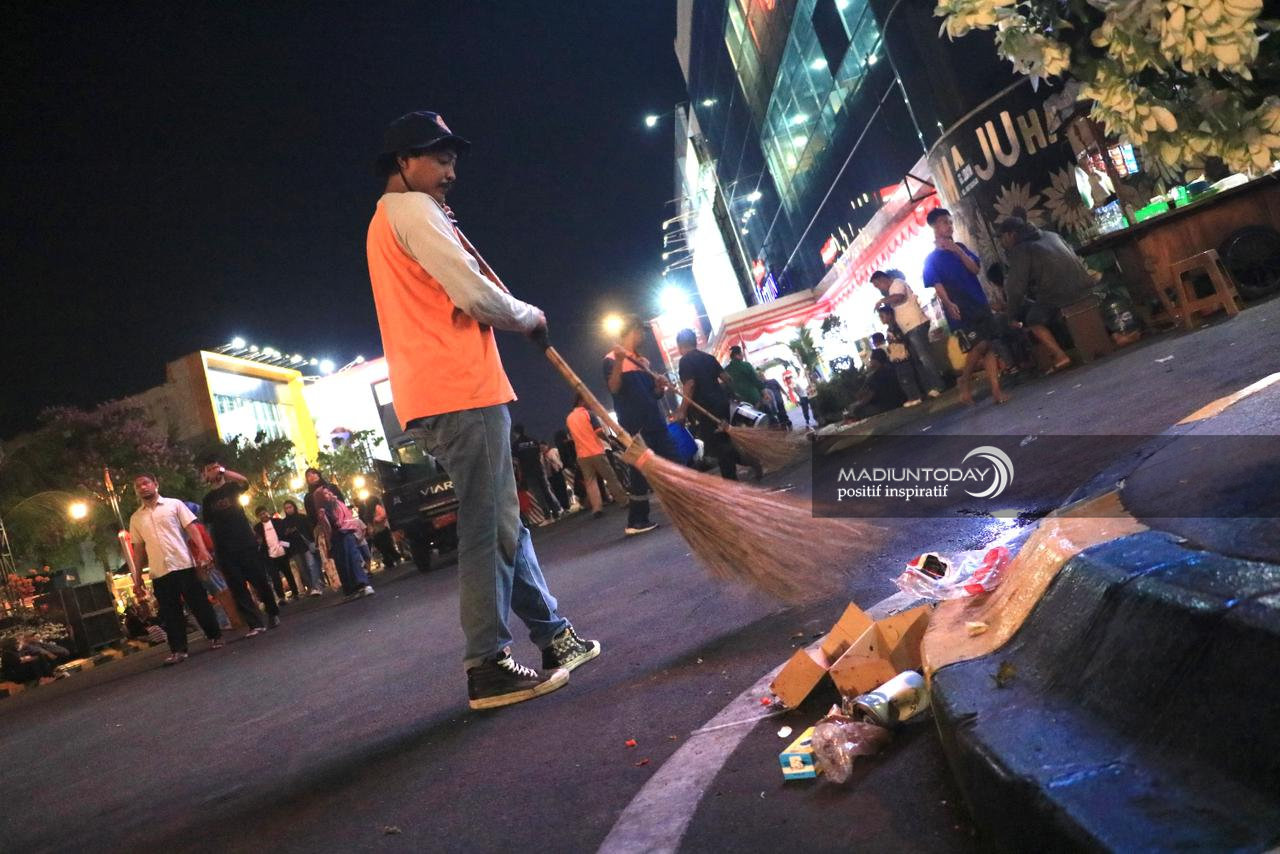 Euforia Madiun Menari Berakhir, Petugas Kebersihan Pastikan Jalan Pahlawan Kembali Bersih