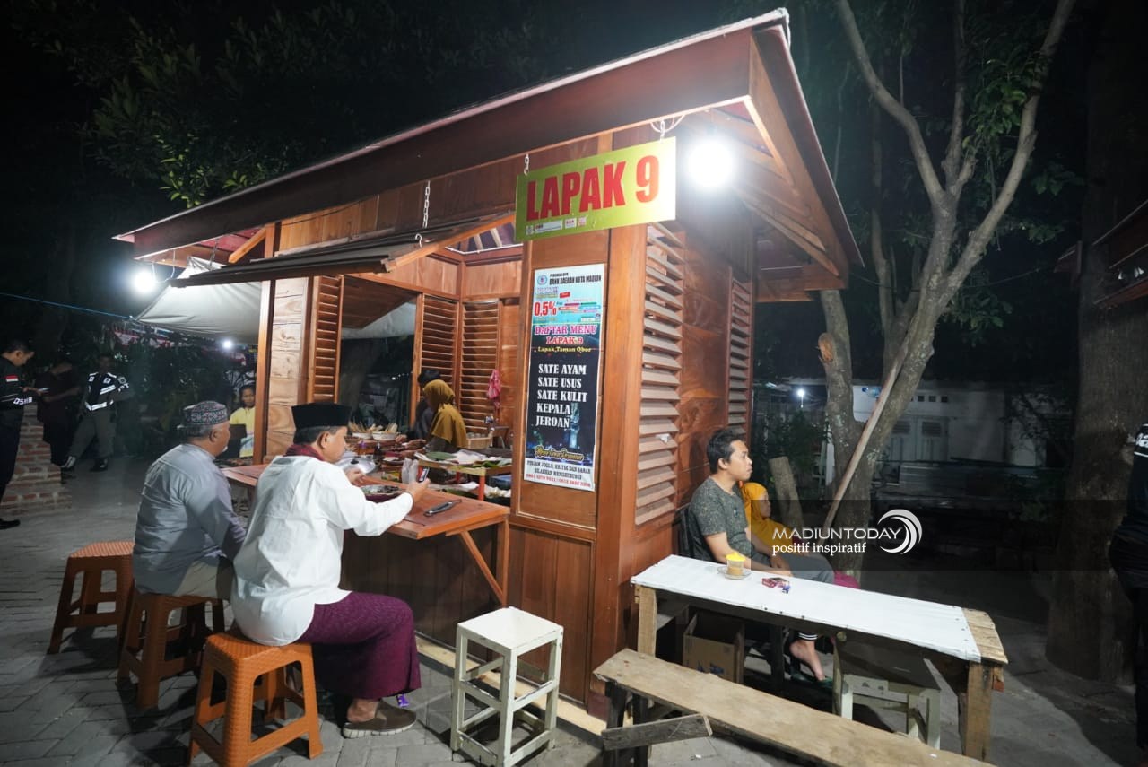 Foto 2 dari 8: 30 Tahun Berjualan, Sate Mbak Rum Makin Ramai Setelah Pindah di Lapak Kelurahan