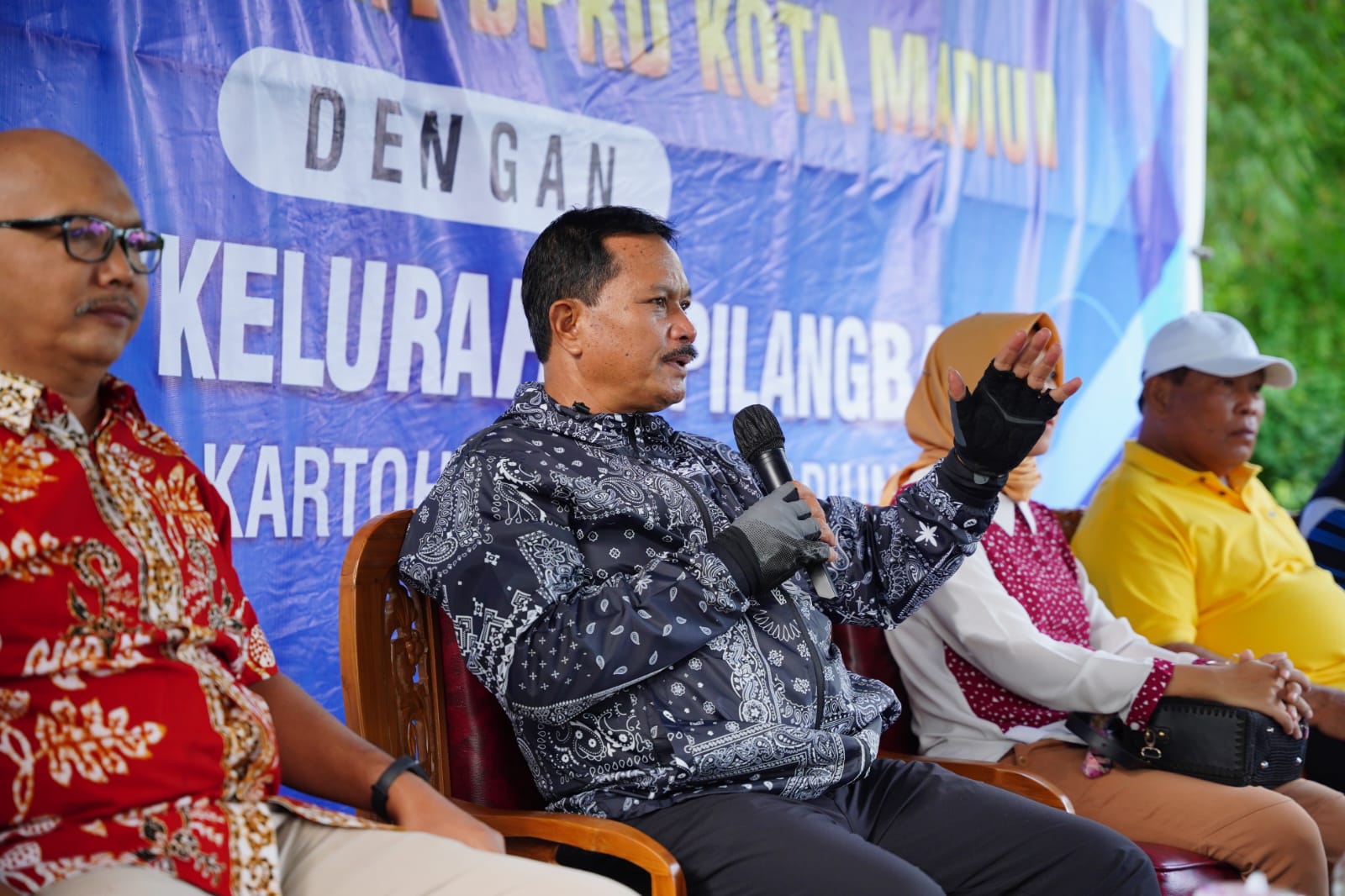 Foto 4 dari 10: Gowes di Tiga Kelurahan, Wali Kota Pastikan Usulan Tepat Sasaran