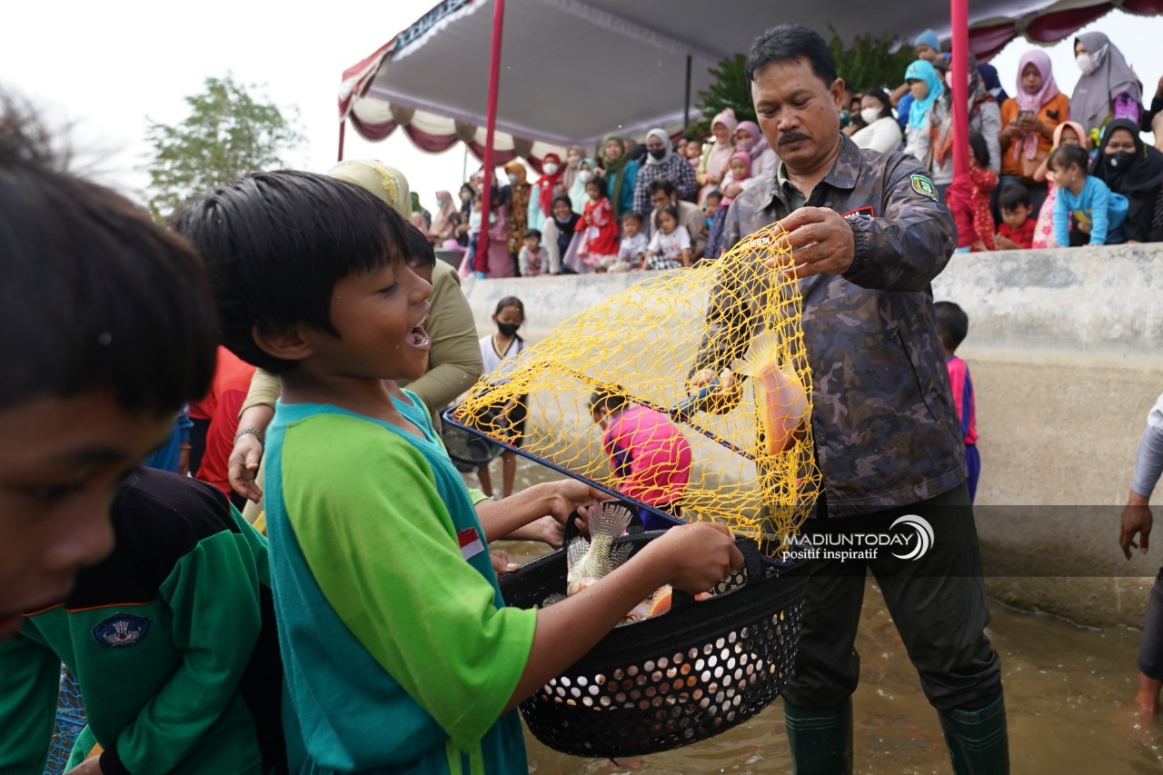 Foto 5 dari 8: Keceriaan Siswa Menangkap Ikan Bersama Wali Kota