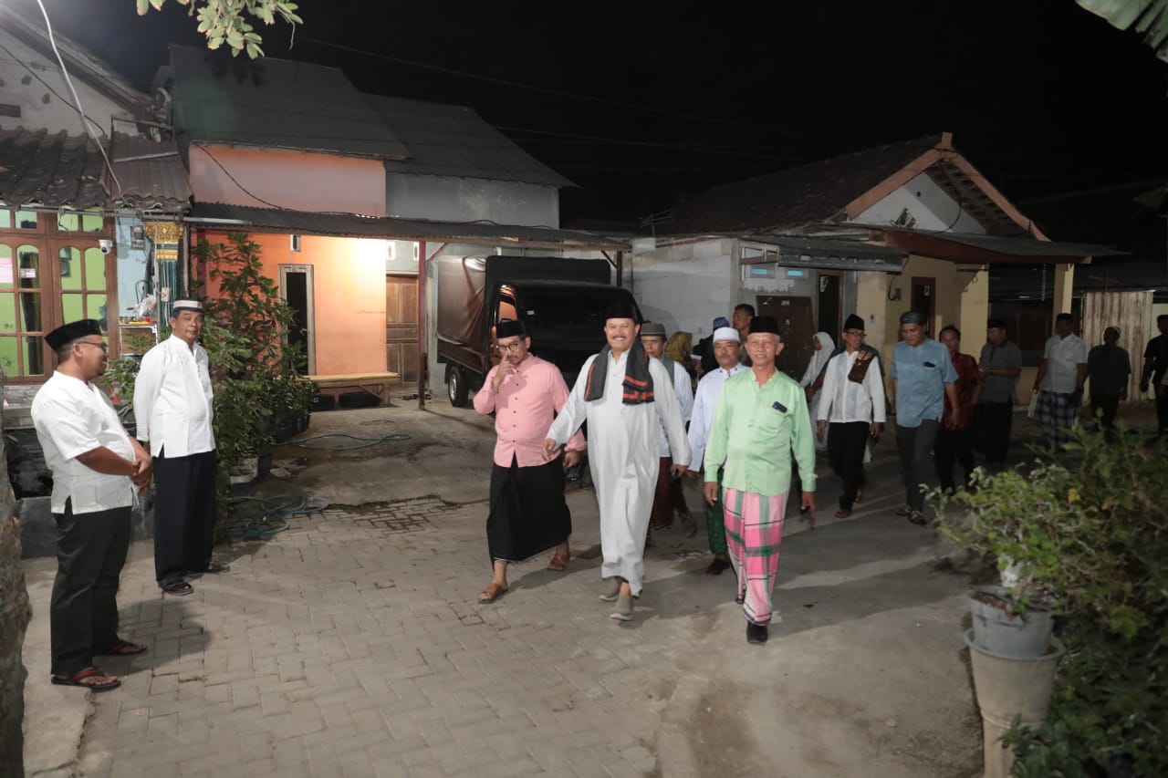 Foto 11 dari 12: Gelar Salat Isya di Masjid Al Hikmah Wali Kota Salurkan Bantuan Pada Musala dan Warga