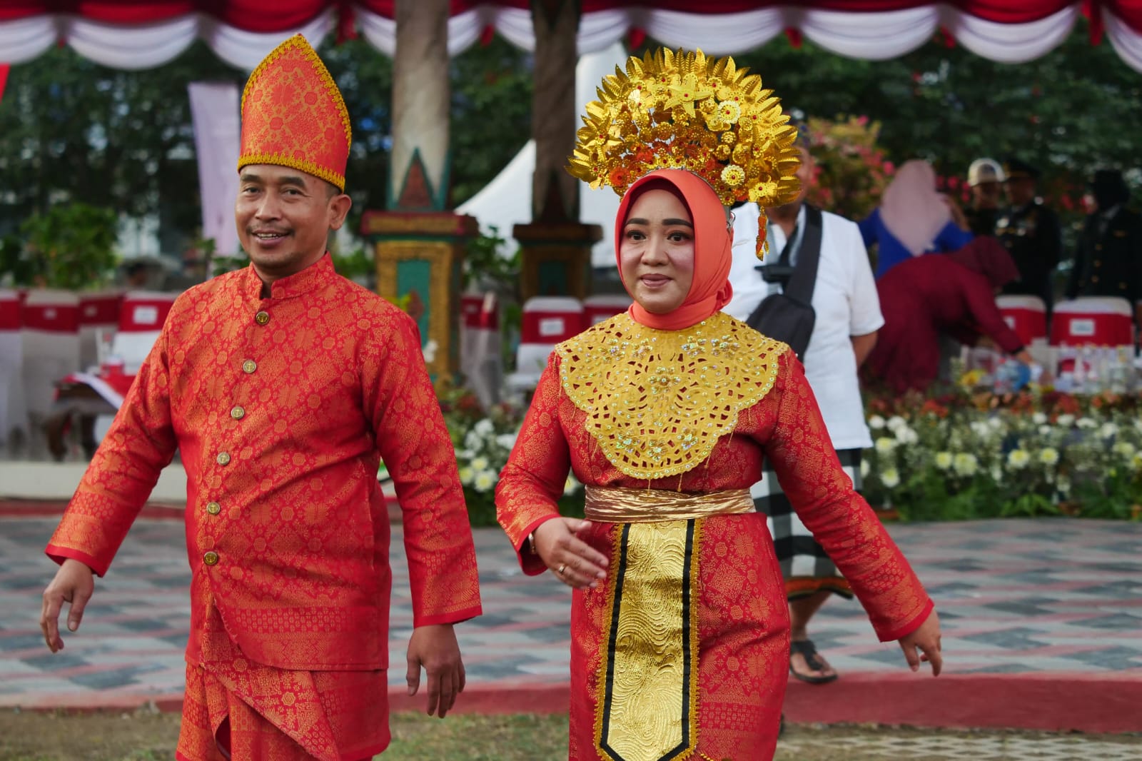 Foto 6 dari 8: Pakaian Adat Hingga Tarian Nusantara Warnai Upacara Penurunan Bendera Peringatan HUT Kemerdekaan Ke-78 RI