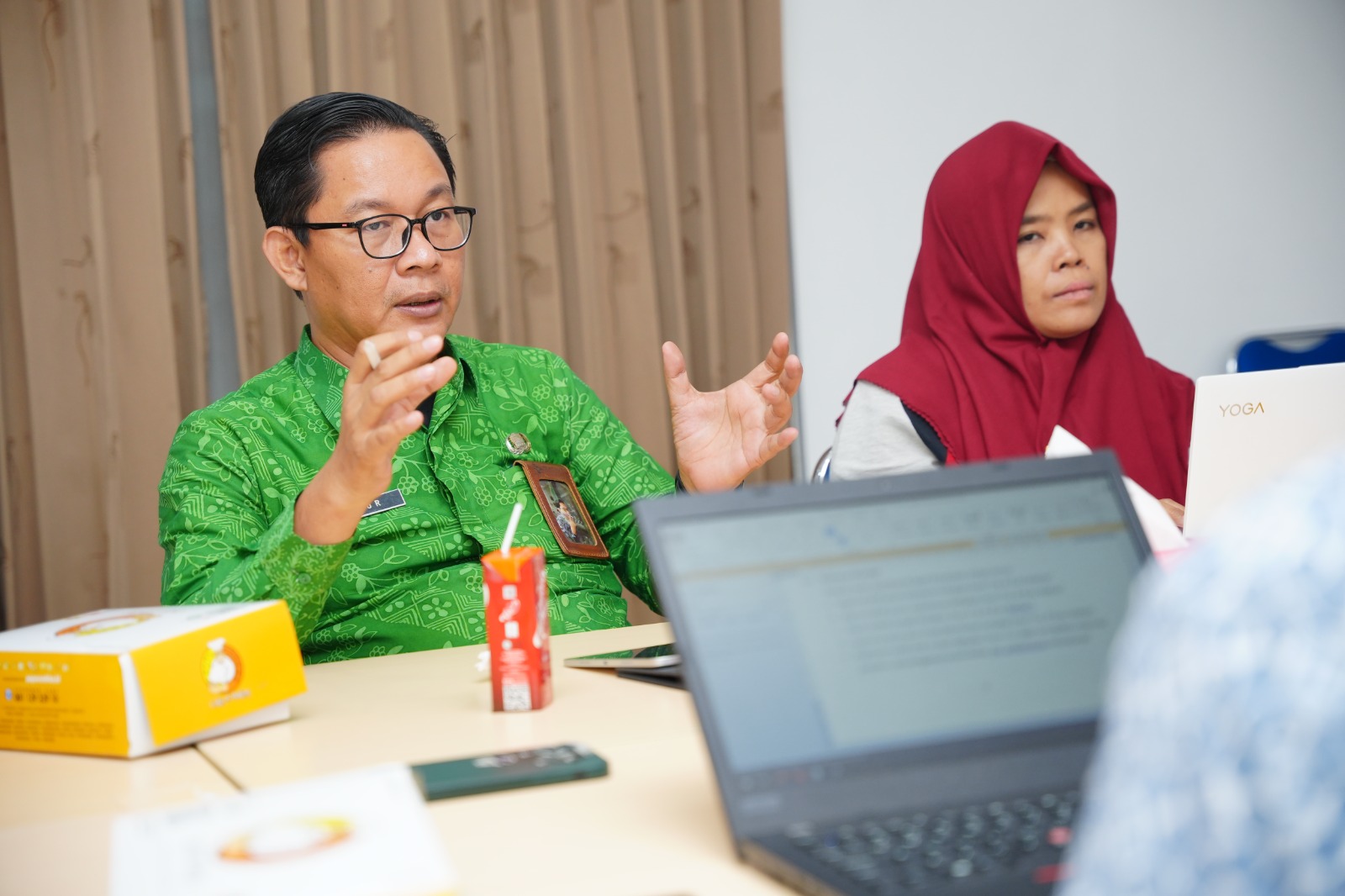 Foto 6 dari 12: Lengkapi Data Proposal Tugas Akhir Program Doktor Wali Kota, Tim UT Kembali Datang Gelar Assessment Kedua