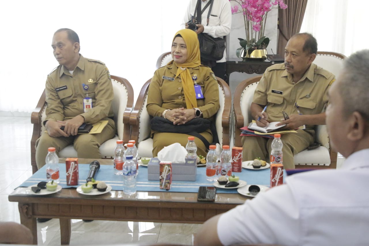 Foto 5 dari 11: Terima Dua Audiensi, Pj Wali Kota Bahas Pelantikan Pengurus Kwarcab Pramuka Hingga Proyek Strategis Pemkot Madiun