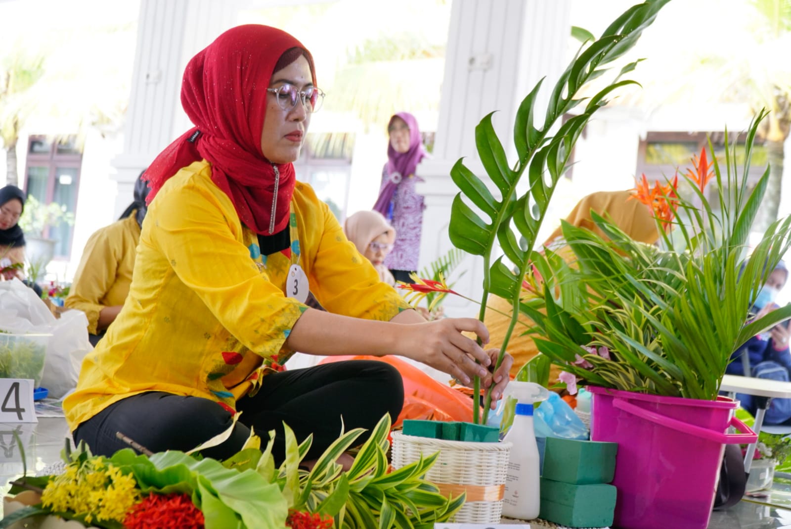 Foto 7 dari 11: Adu Keterampilan, Anggota DWP Kota Madiun Ikuti Lomba Merangkai Bunga Kebun