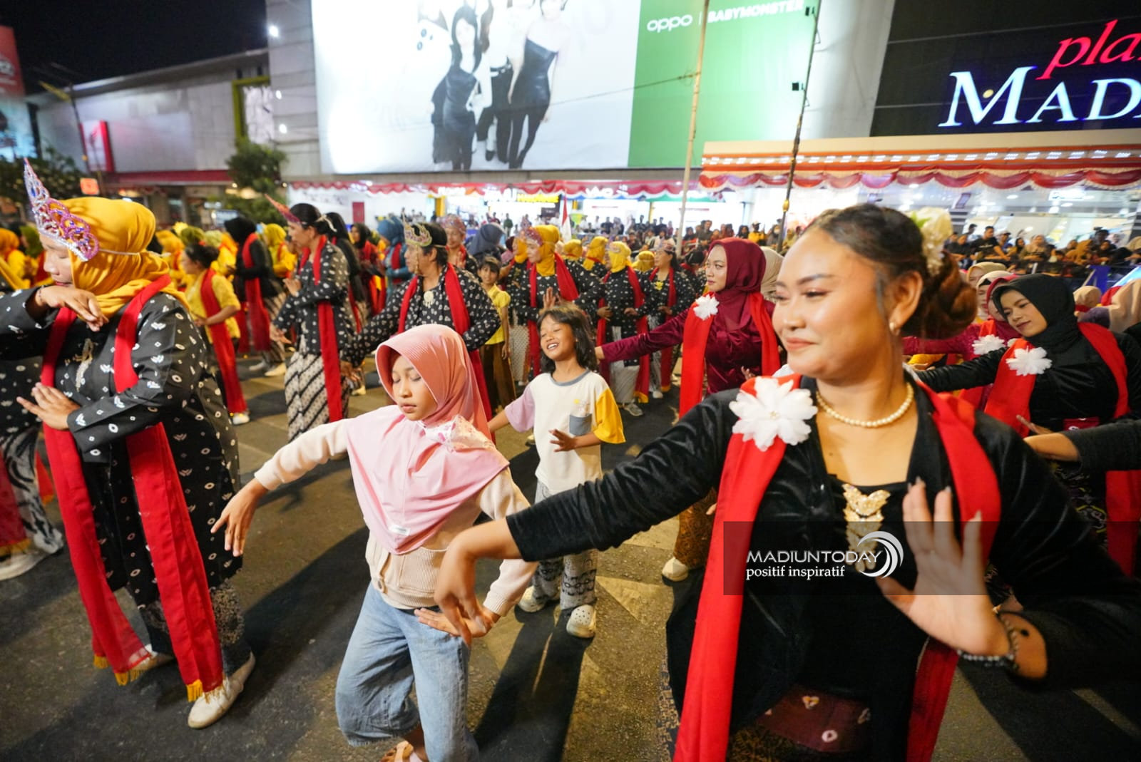 Antusiasme Pecah, Peserta dan Masyarakat Larut dalam Madiun Menari