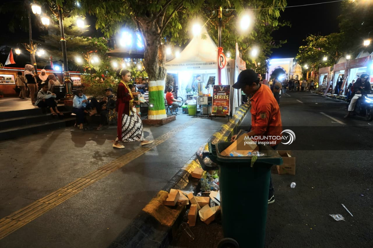 Foto 12 dari 15: Euforia Madiun Menari Berakhir, Petugas Kebersihan Pastikan Jalan Pahlawan Kembali Bersih