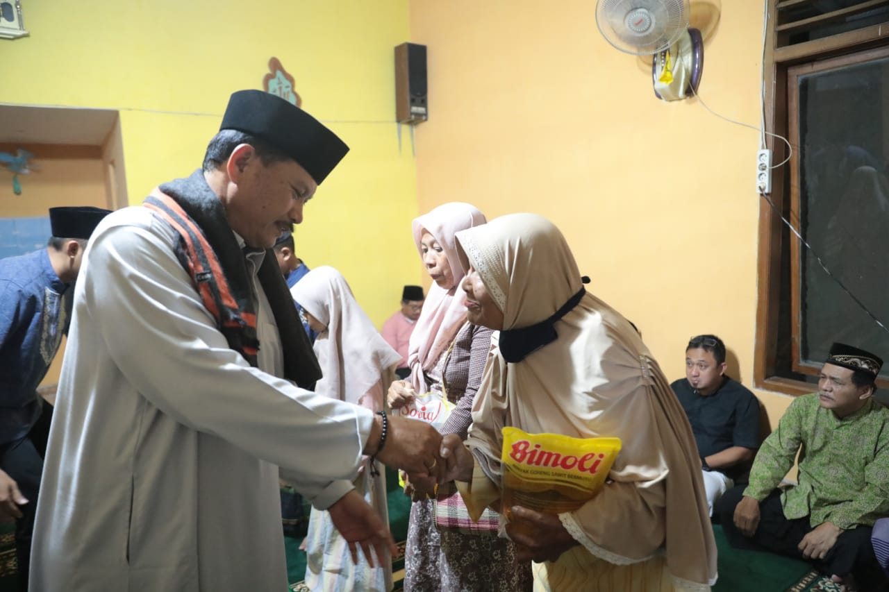 Foto 10 dari 12: Gelar Salat Isya di Masjid Al Hikmah Wali Kota Salurkan Bantuan Pada Musala dan Warga