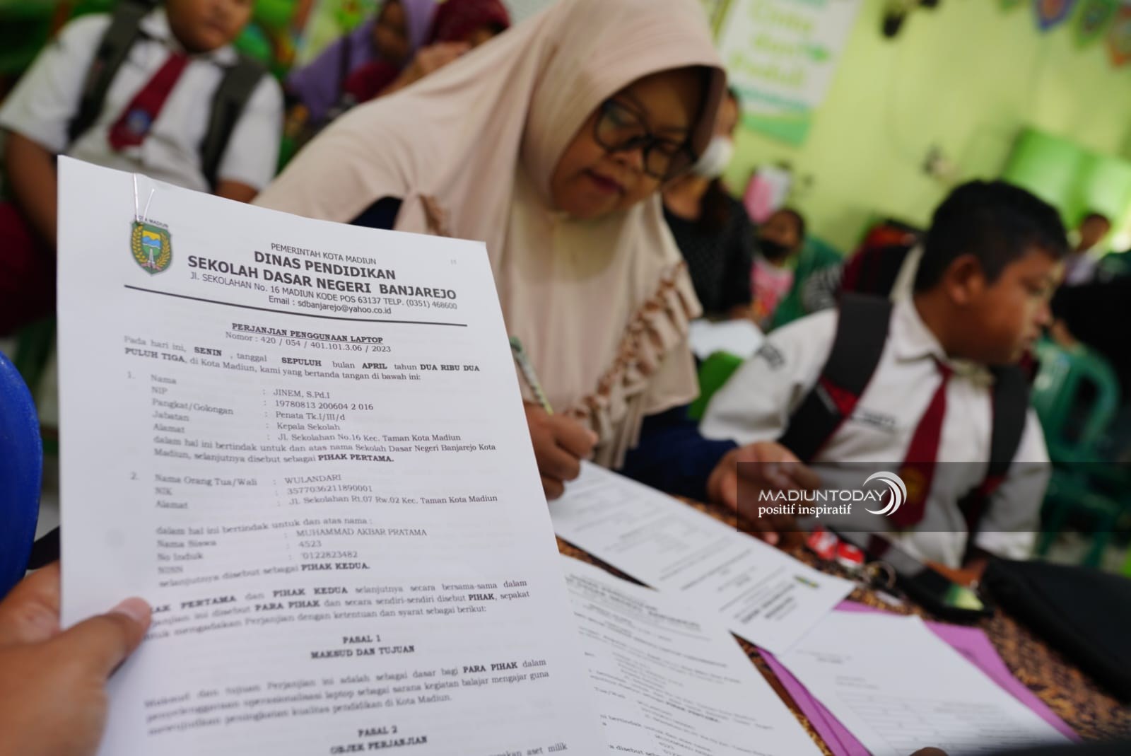 Foto 4 dari 4: Sekolah Mulai Distribusikan Laptop Gratis Untuk Siswa