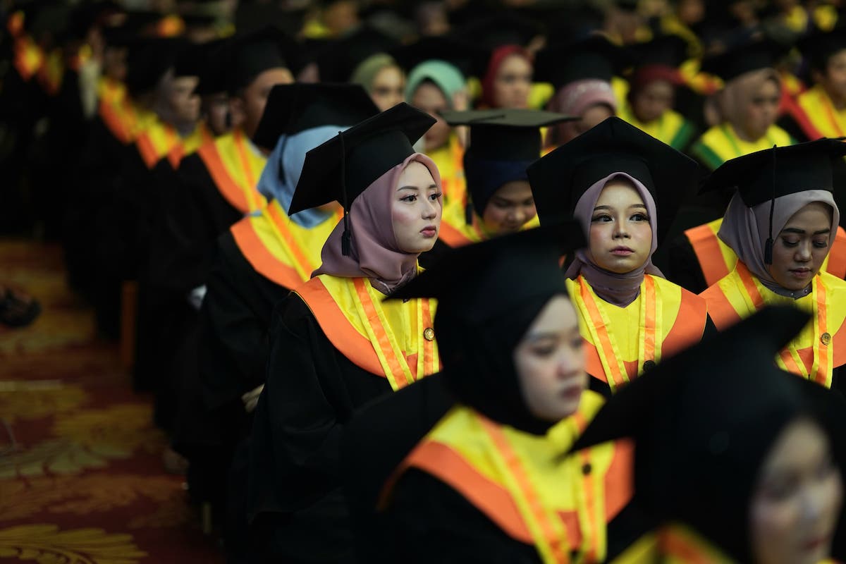 Foto 6 dari 9: Hadiri Wisuda Stikes Bhakti Husada Mulia, Wali Kota Harap Ilmunya Bermanfaat