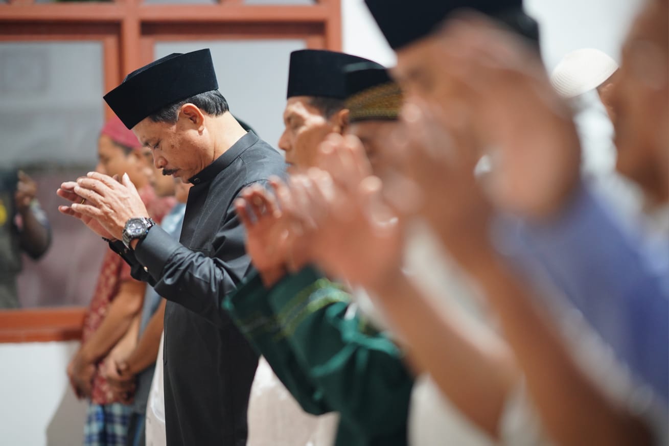 Foto 1 dari 10: Gelar Safari Ramadhan, Wali Kota Ikuti Shalat Isya Dan Tarawih Di Mushola Al Ikhlas Bersama Warga
