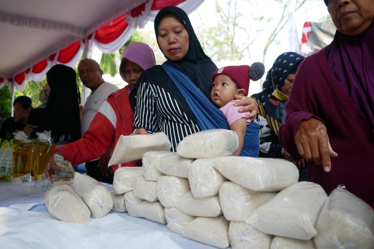 Foto 4 dari 19: Stabilisasi Harga Dan Stok Bahan Pangan, Pemprov Jatim - Pemkot Madiun Hadirkan Gerakan Pangan Murah