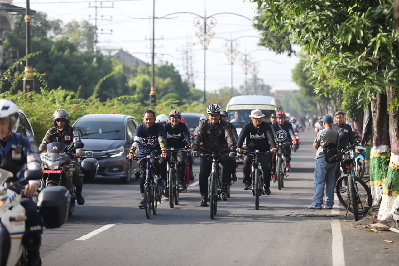 Foto utama berita: Gowes 3 Kelurahan, Wali Kota Ajak Perempuan Berdaya Agar Lebih Sejahtera