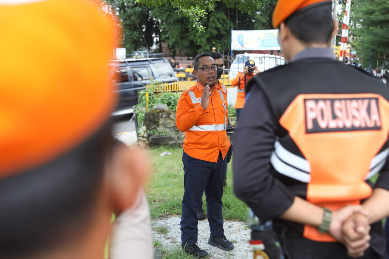 Foto 7 dari 8: Antisipasi Kecelakaan, Daop 7 Gandeng Komunitas Railfans Sosialisasi Keselamatan Di Perlintasan KA