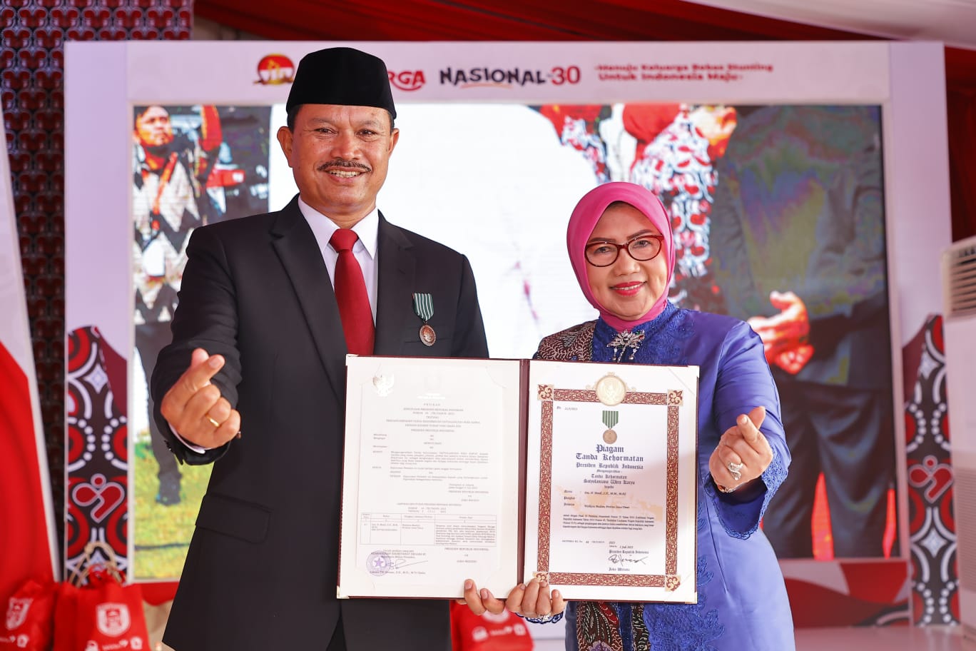Foto 2 dari 2: Sukses Tingkatkan Upaya Pembangunan Manusia, Wali Kota Diganjar Satyalancana Wira Karya