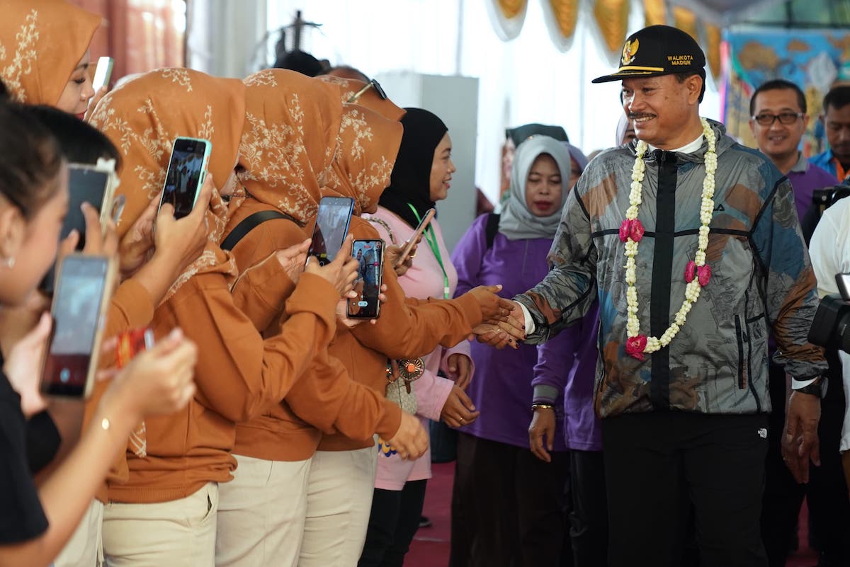 Foto 7 dari 9: Hadiri Peringatan HUT ke-17 SDN 01 Kartoharjo, Wali Kota: Saya Beri Hadiah Spesial