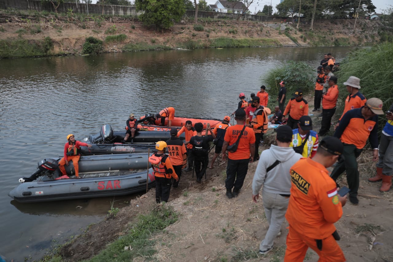 Foto 2 dari 8: Upaya Penyelaman Terkendala Kontur dan Arus Sungai, Pencarian Korban Tenggelam Dilanjutkan Besok Pagi