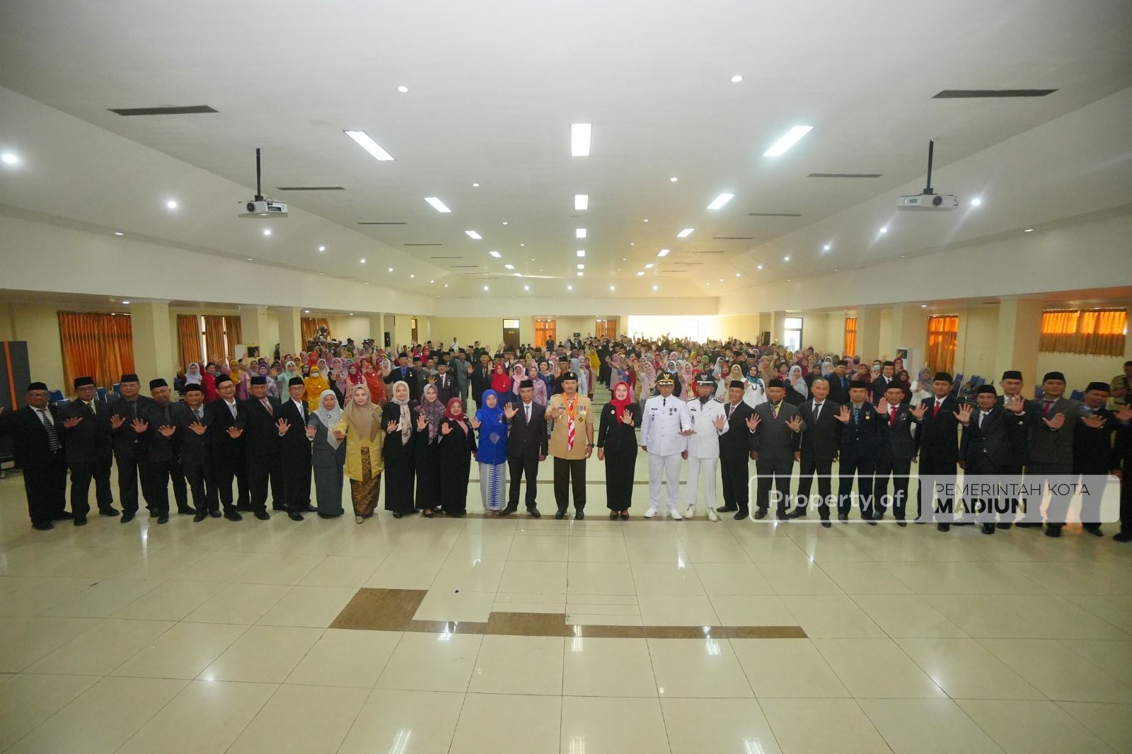 Foto 8 dari 8: 326 ASN Pemkot Madiun Raih Tanda Kehormatan Satyalancana Karya Satya, 78 Di antaranya Sudah Mengabdi 30 Tahun Lamanya