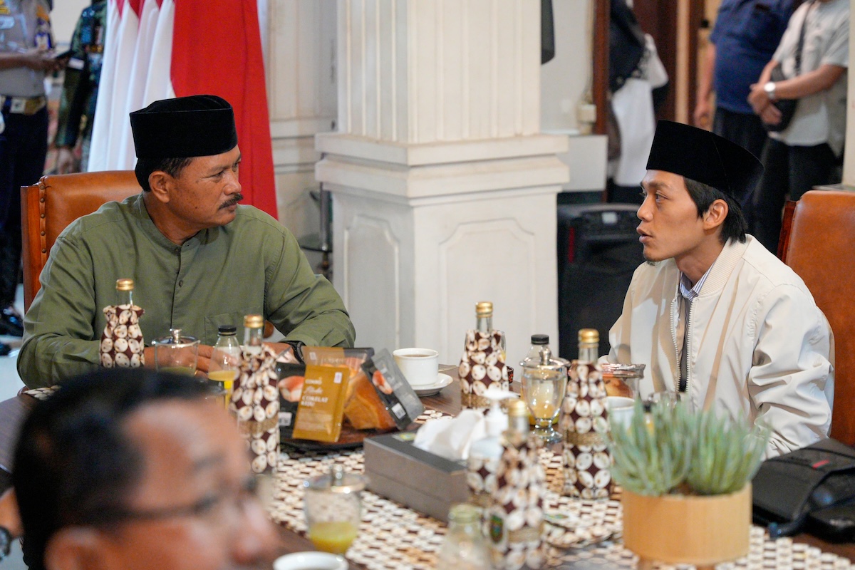Foto 1 dari 4: Sebelum Tausiyah di Maospati, Wali Kota Dr. Maidi-Gus Iqdam Bertemu untuk Bersilaturahmi