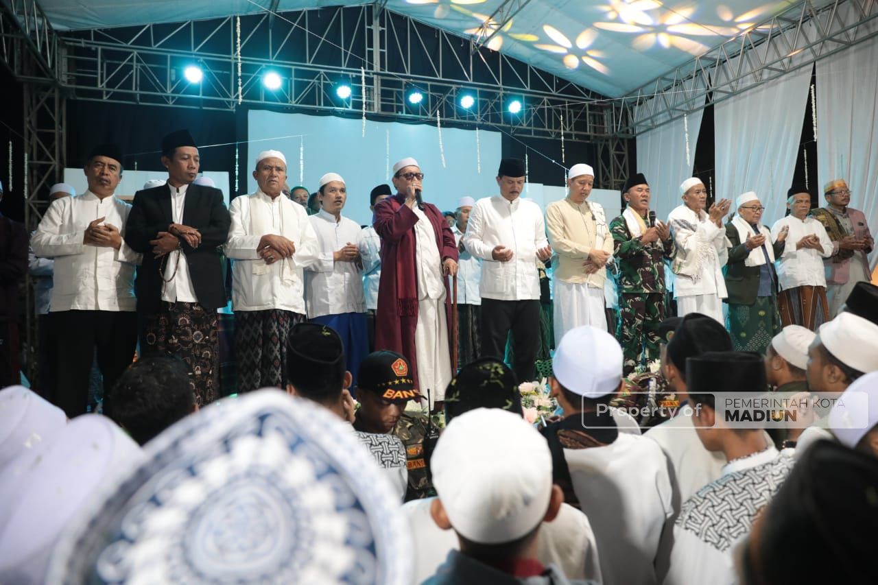 Foto 5 dari 16: Hadiri Peringatan Maulid Nabi Muhammad SAW, Wali Kota Ajak Masyarakat Tingkatkan Iman dan Taqwa