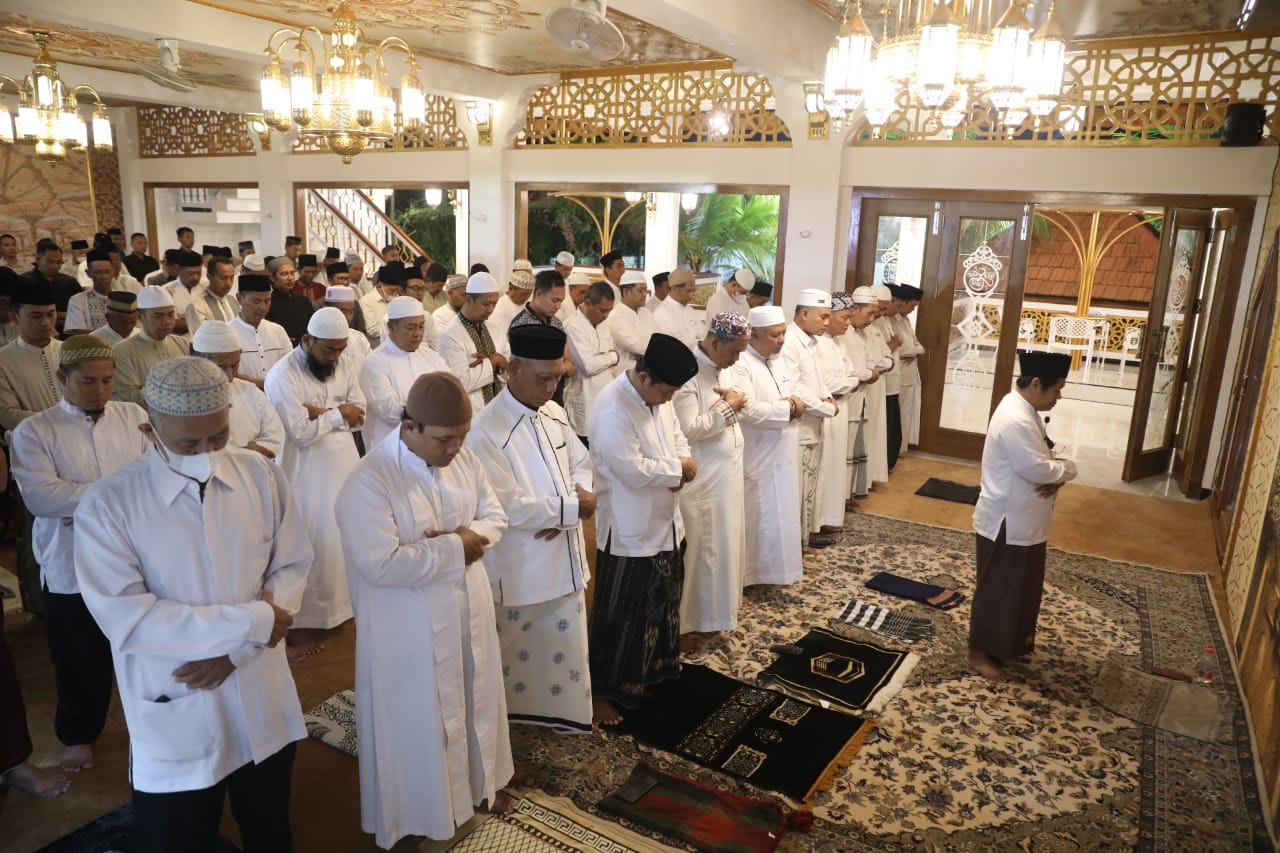 Foto 7 dari 10: Kunjungan Kerja Di Kota Madiun, Kapolda Shalat Subuh Hingga Cicip Madu Di Masjid Pondok Abi Bahrun Madinatul Jannah