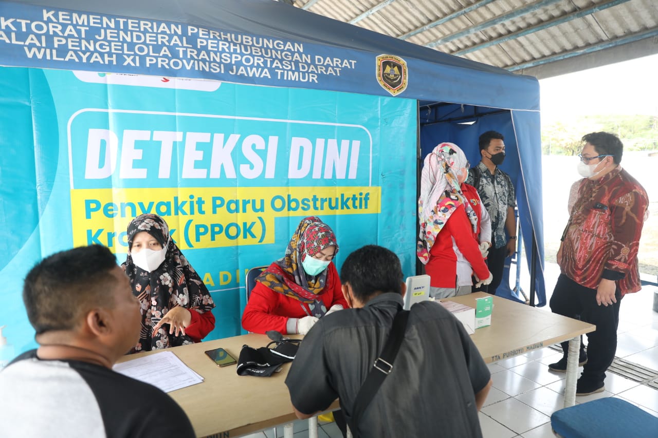 Foto 6 dari 10: Pantau Pemeriksaan Penyakit Paru Obstruksi Kronik Dinkes PPKB Di Terminal, Kemenkes Imbau Masyarakat Jauhi Asap Rokok