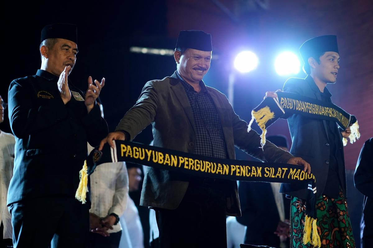 Foto utama berita: Hadiri Pengajian Gus Iqdam, Wali Kota Juga Dikukuhkan Jadi Warga Kehormatan Paguyuban Perguruan Pencak Silat Madiun Bersama Gus Iqdam