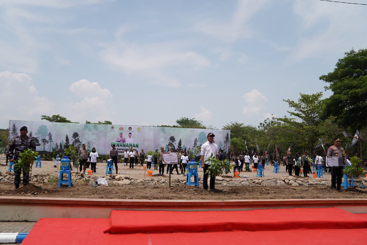 Foto 5 dari 8: Dampingi Menko PMK Dan Kapolri, Wali Kota Dukung Program Penanaman 10 Juta Pohon Di Madiun