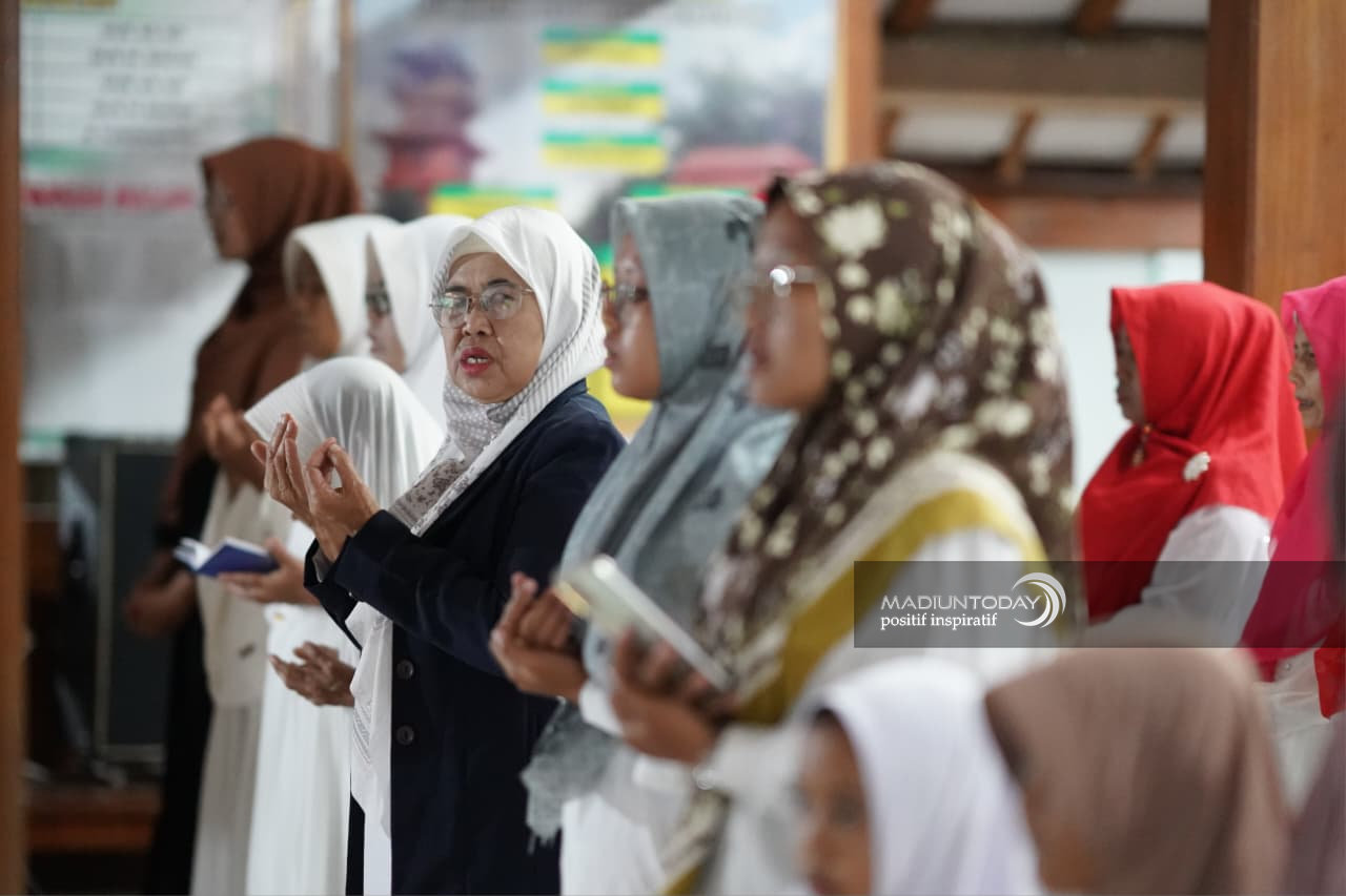 Foto 15 dari 33: Kesenian Klasik Gembrungan Hidupkan Malam Manggulan Grebeg Maulud Kota Pendekar