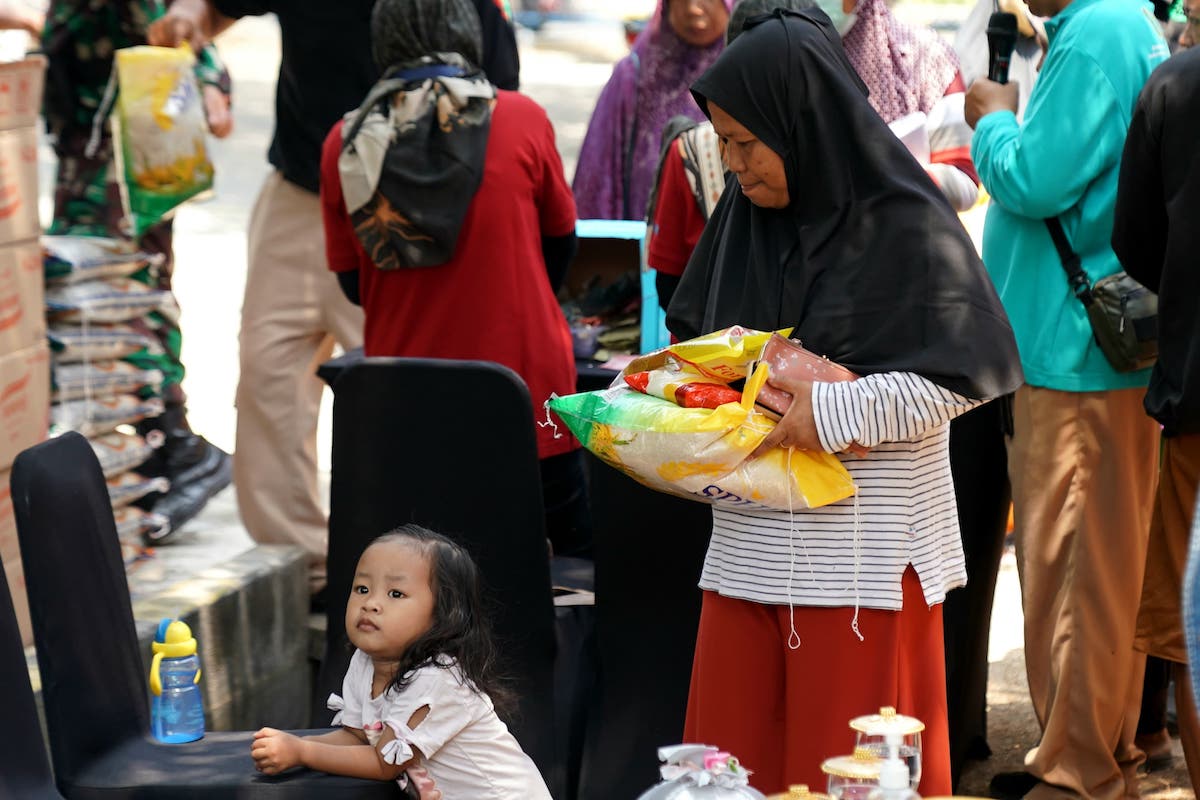 Foto 6 dari 9: Peringati Hari Pangan Sedunia, DKPP-PKK Sediakan 1,5 Ton Beras Murah Untuk Warga