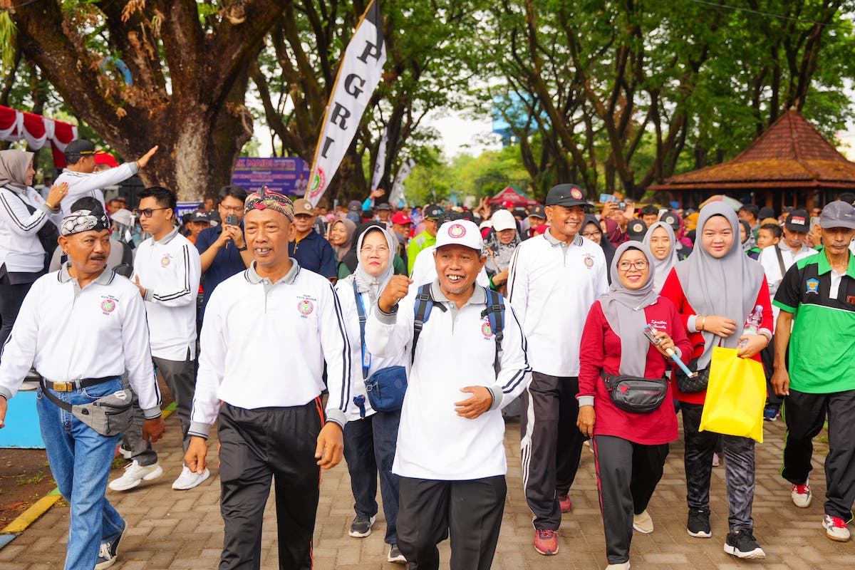 Foto 4 dari 8: Wali Kota Ikut Jalan Santai Peringatan HUT PGRI ke 78 dan HGN