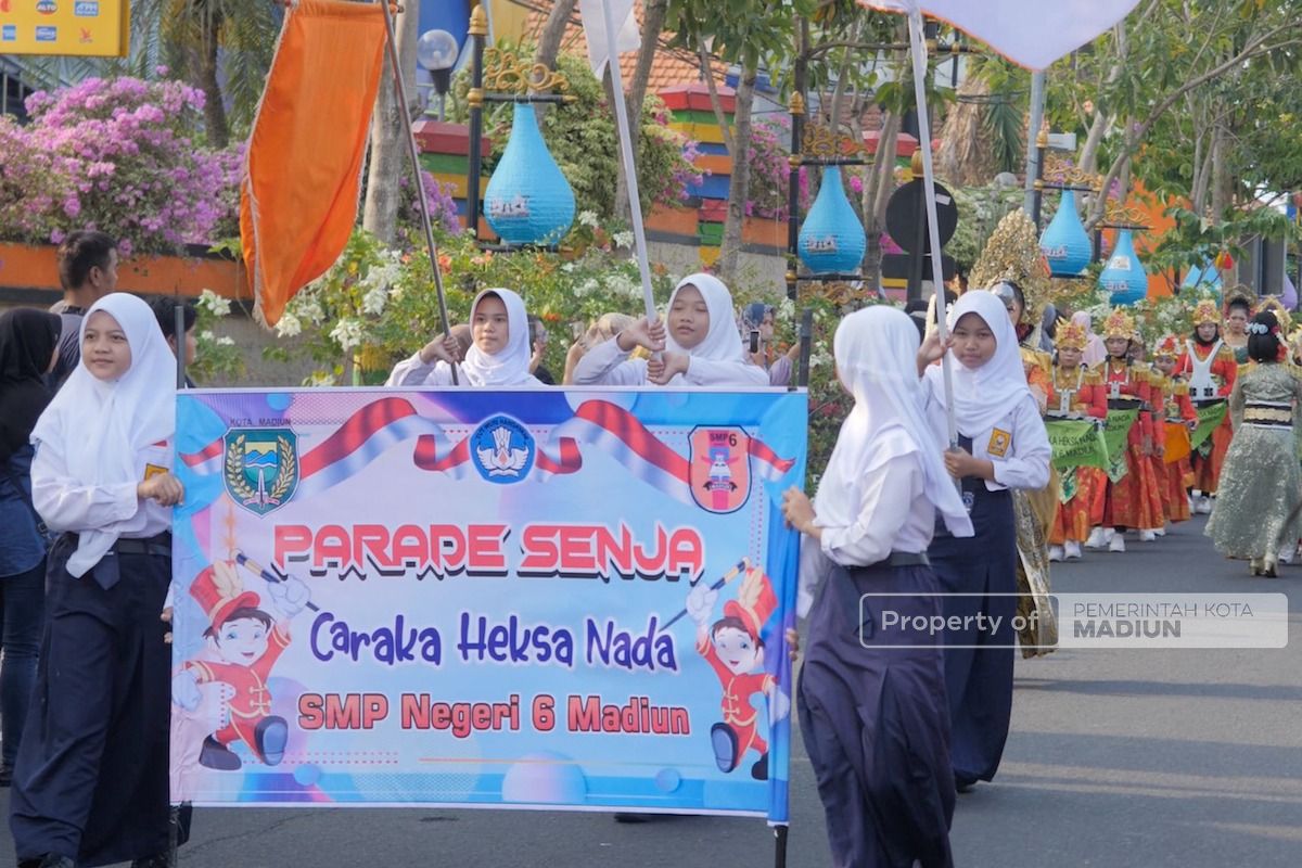 Parade Senja dan Ratusan Pelajar Sambut Iring-Iringan Delegasi dari Kenya dan Bangladesh