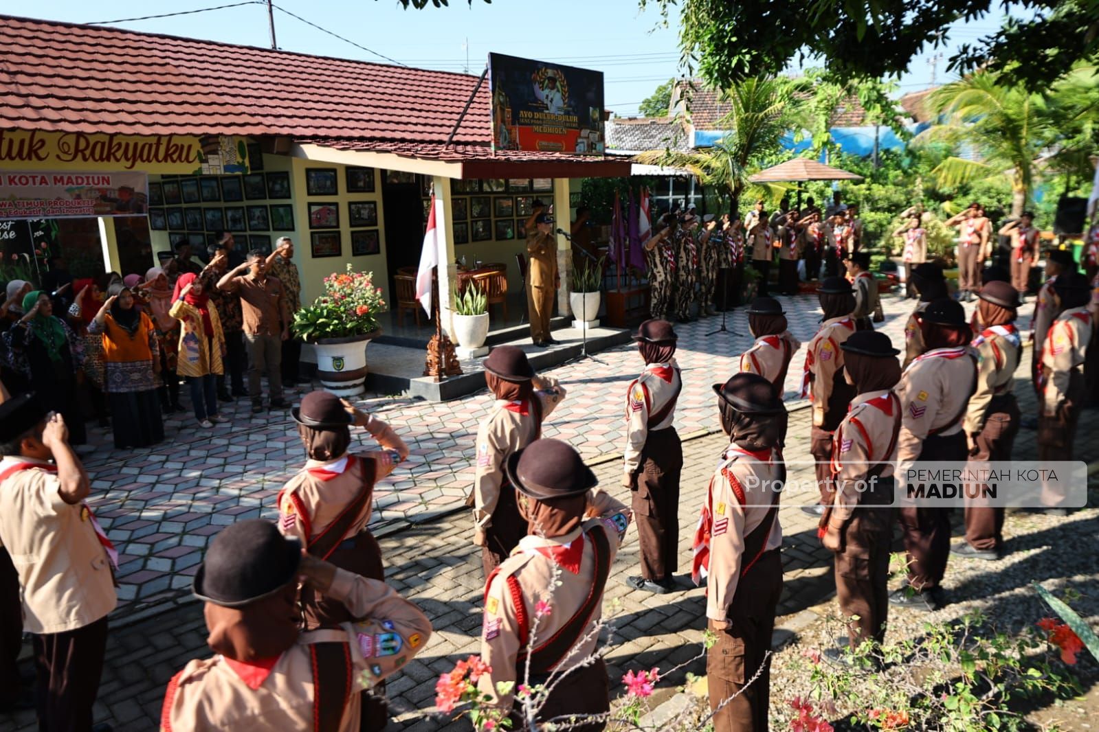 Foto 8 dari 9: Berangkatkan Kontingen Jambore, Wali Kota Pesan Jaga Nama Baik Kota Pendekar