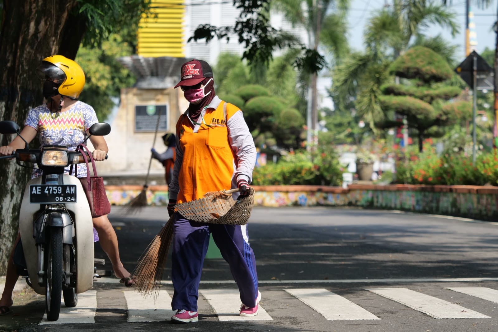 Foto 7 dari 10: Peringati Hari Kartini, Wali Kota Maidi Beri Perhatian Srikandi Kebersihan