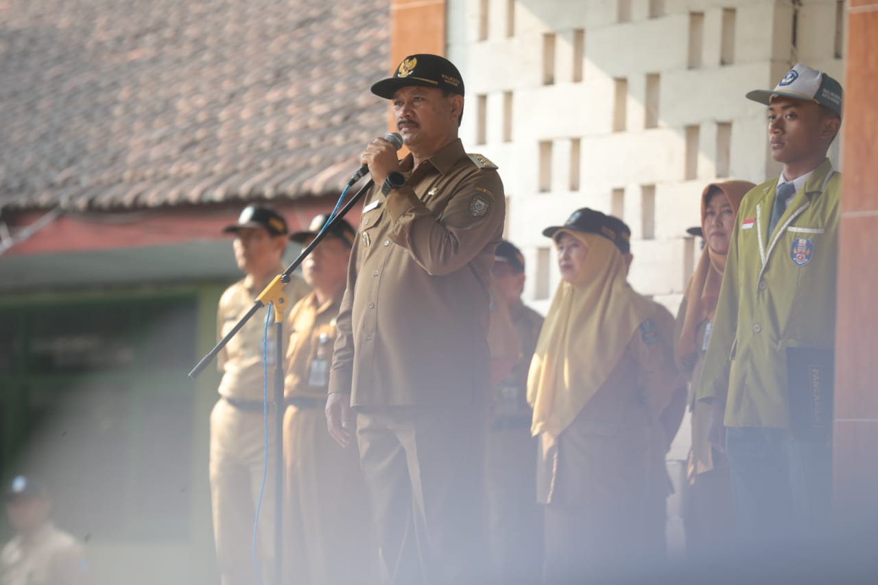 Foto 13 dari 13: Jadi Pembina Apel di SMAN 4 Kota Madiun, Wali Kota Pesan Jaga Diri dan Disiplin dalam Belajar