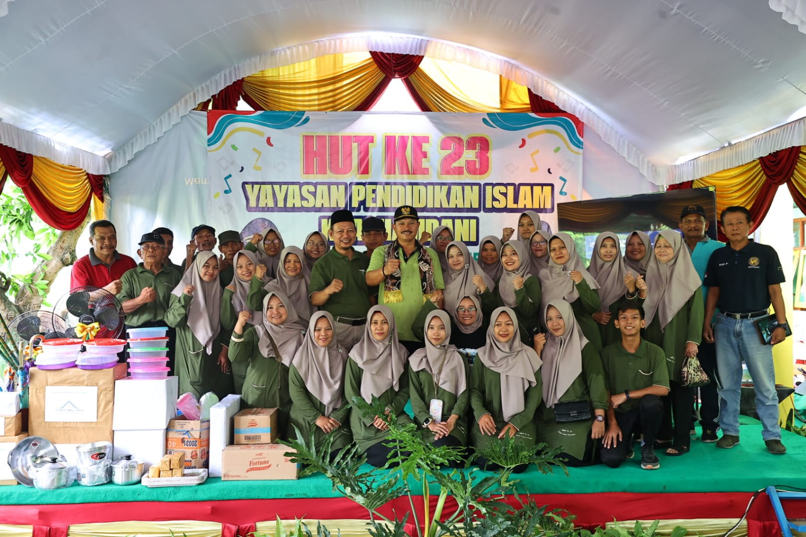 Foto 8 dari 8: Hadiri Pembukaan HUT ke-23 Yayasan Pendidikan Islam Kyai Hamdani, Wali Kota Turut Bagi Hadiah dan Susu Sntuk Siswa-Siswi