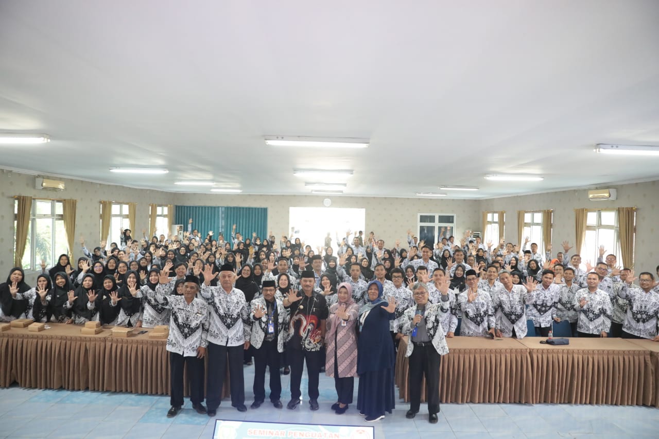 Foto 9 dari 11: Jadi Narasumber Penguatan Anggota Baru PGRI, Wali Kota Imbau Jaga Sinergi Untuk Tingkatkan Pendidikan Di Kota Madiun
