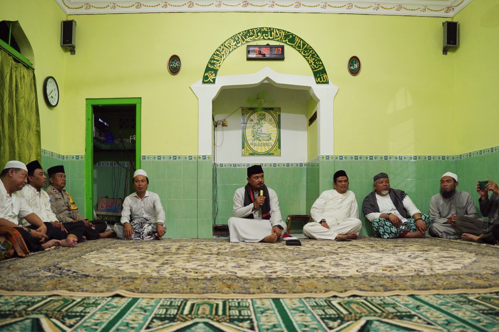 Salat Isya di Musala Baitul Adzim gang Lodayan, Wali Kota Ajak Warga Makin Optimalkan Kawasan PRC