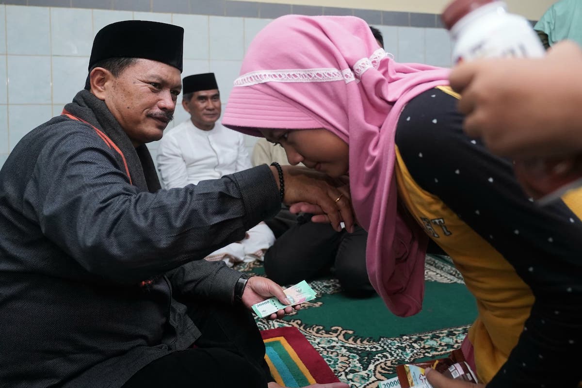 Foto 8 dari 9: Salat Isya di Musala Nurul Huda, Wali Kota Maidi Salurkan Sembako Hingga Bantuan Pembangunan Rp 30 Juta